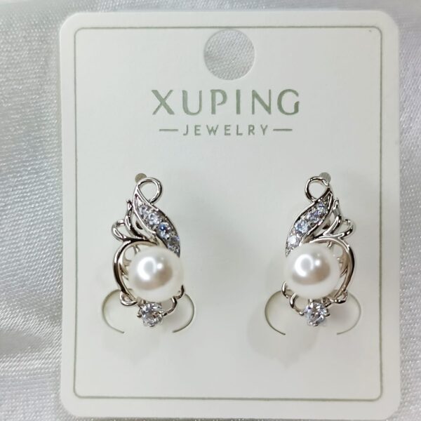 Производитель: Xuping jewelry; Вид изделия: Серьги; Вставки: Циркон, искусственный жемчуг, белый; Замок: Английский; Вид металла: Медицинский сплав; Покрытие: Родирование (Родий — это драгоценный металл платиновой группы)